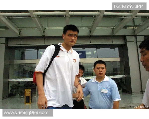 姚明初到休斯敦的篮球之旅开启了他辉煌的NBA生涯与文化交流新篇章