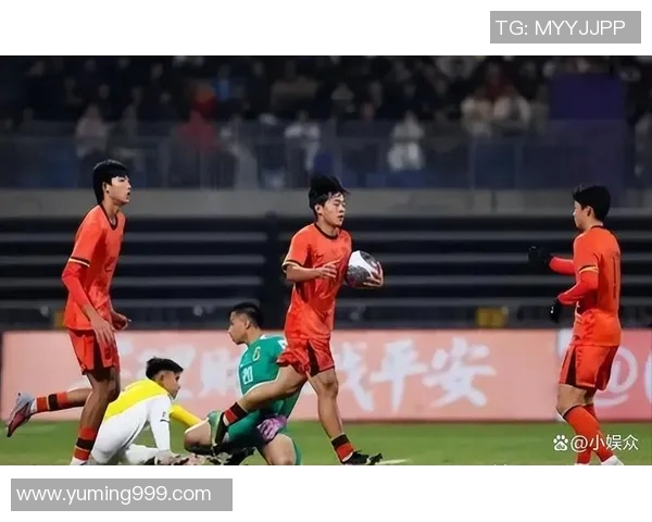 足球明星街头偶遇球迷即兴踢球引发热烈围观与欢呼