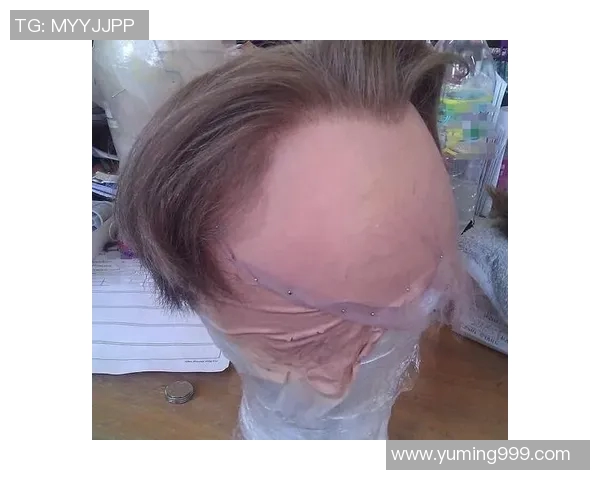 篮球明星意外现身假发造型照片引发网友热议与讨论